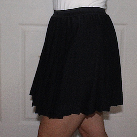 Pleated black mini skirt - Picture 2 of 2